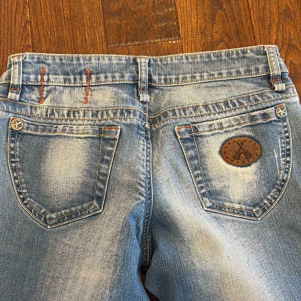 BCBG jeans
Size 28
Low rise